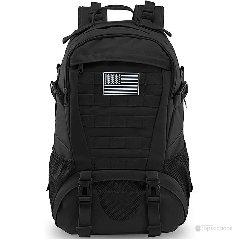 Sac à dos tactique 35 litres noir intense avec poches filet sur fond blanc