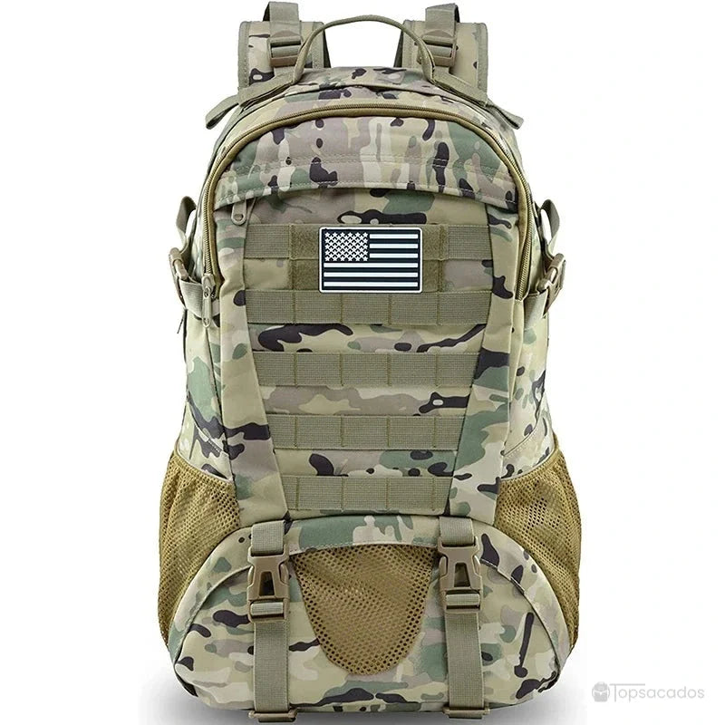 Sac à dos tactique 35 litres camouflage forêt clair avec multiples compartiments sur fond blanc