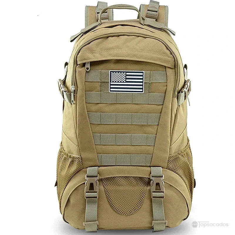 Sac à dos tactique 35 litres couleur kaki clair avec poches latérales en maille sur fond neutre