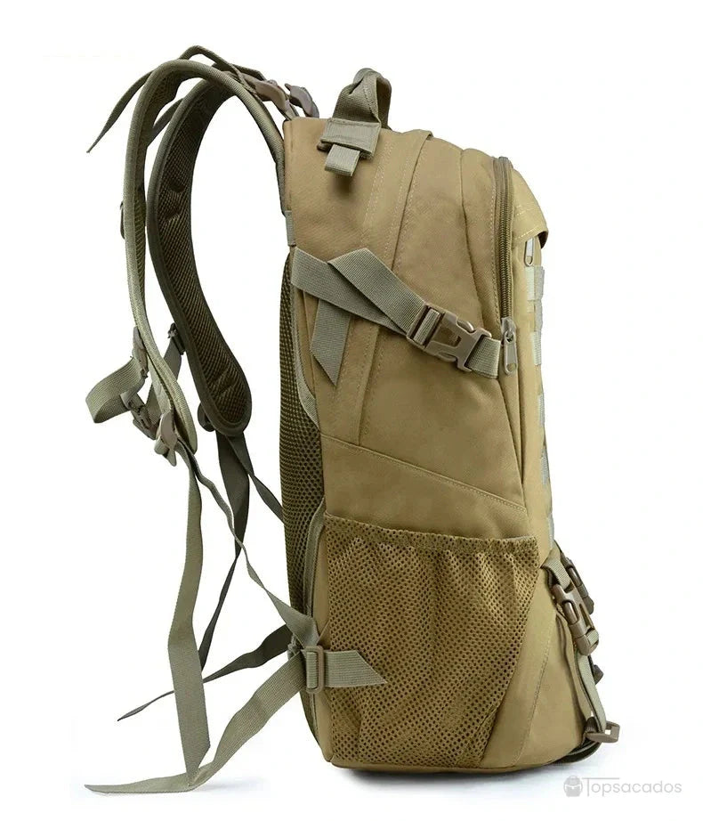 Sac à dos tactique 35 litres profil gauche couleur sable clair avec poches latérales en filet