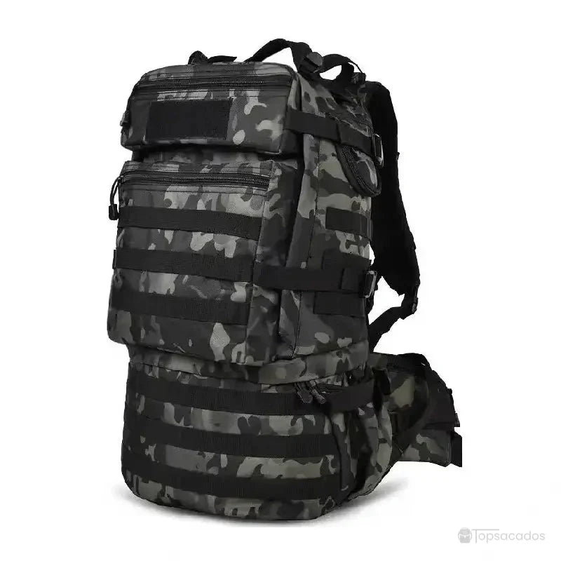Sac à dos tactique camouflage noir et gris, idéal pour la randonnée ou les activités militaires, posé sur fond neutre et montrant ses compartiments avant renforcés.