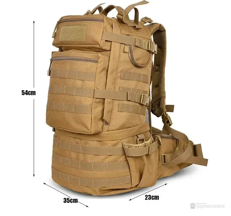 Sac à dos tactique beige avec dimensions indiquées 54cm x 35cm x 23cm, illustrant la capacité et la compacité de l’équipement outdoor.