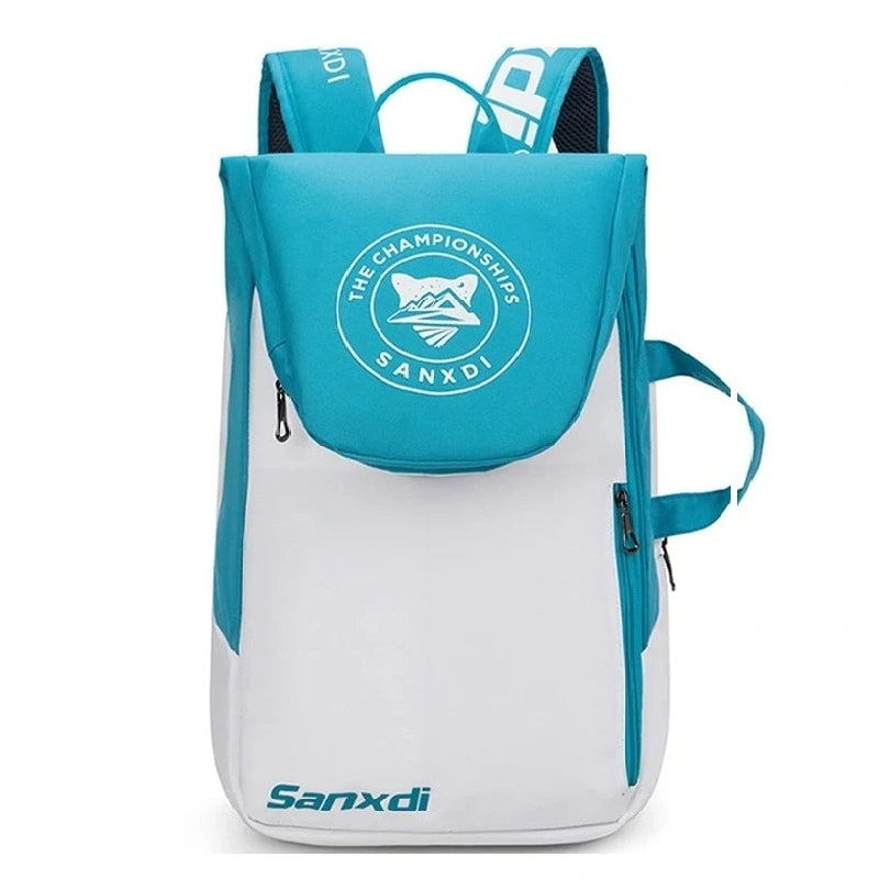 Sac à dos tennis bleu et blanc vu de face, avec logo central et design moderne pour les joueurs de tennis urbains.