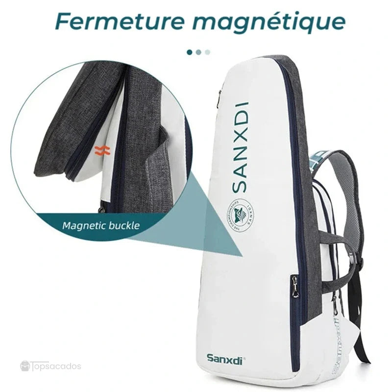 Sac à dos tennis avec fermeture magnétique illustrée, offrant un accès rapide et sécurisé au compartiment principal.