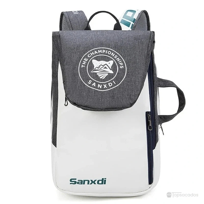 Sac à dos tennis gris et blanc vu de face, modèle élégant avec poches zippées pour les équipements de tennis.