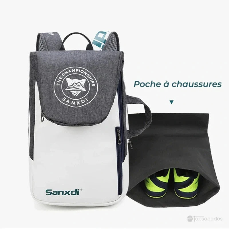 Sac à dos tennis avec poche à chaussures séparée, contenant une paire de baskets de sport fluo.