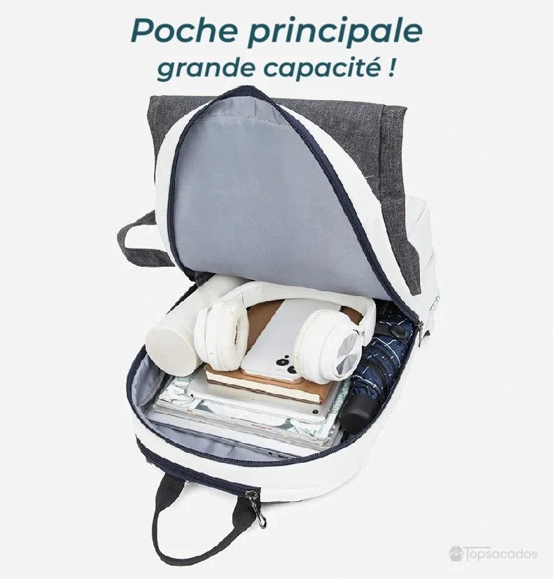 Sac à dos tennis ouvert, montrant une grande poche principale avec casque audio, gourde et effets personnels organisés.