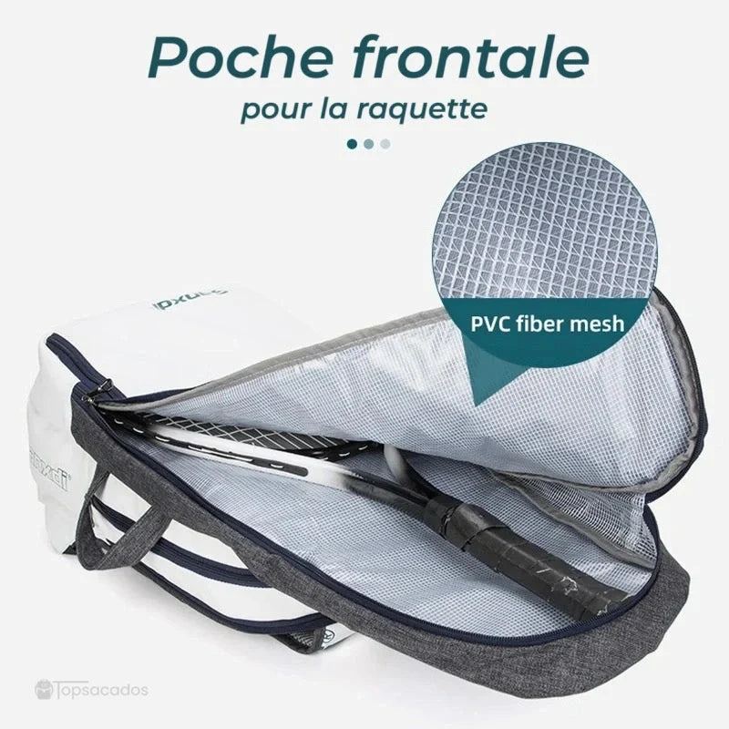 Sac à dos tennis avec poche frontale ouverte contenant une raquette, doublée de maille PVC résistante pour la protection de l’équipement.