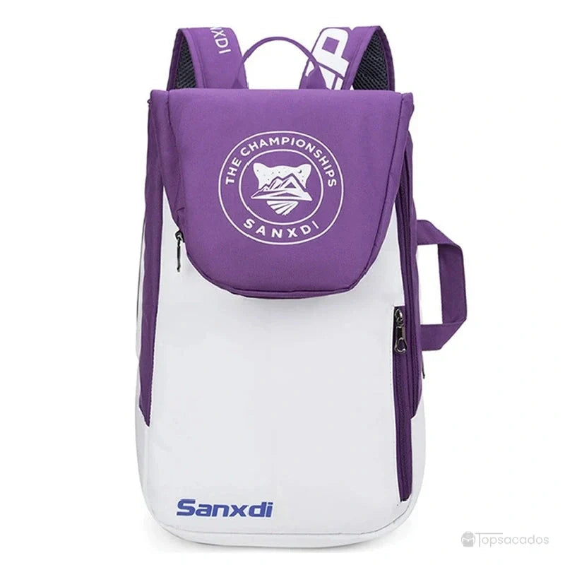 Sac à dos tennis violet et blanc vu de face, design moderne et compartiment zippé latéral pour raquette ou accessoires.