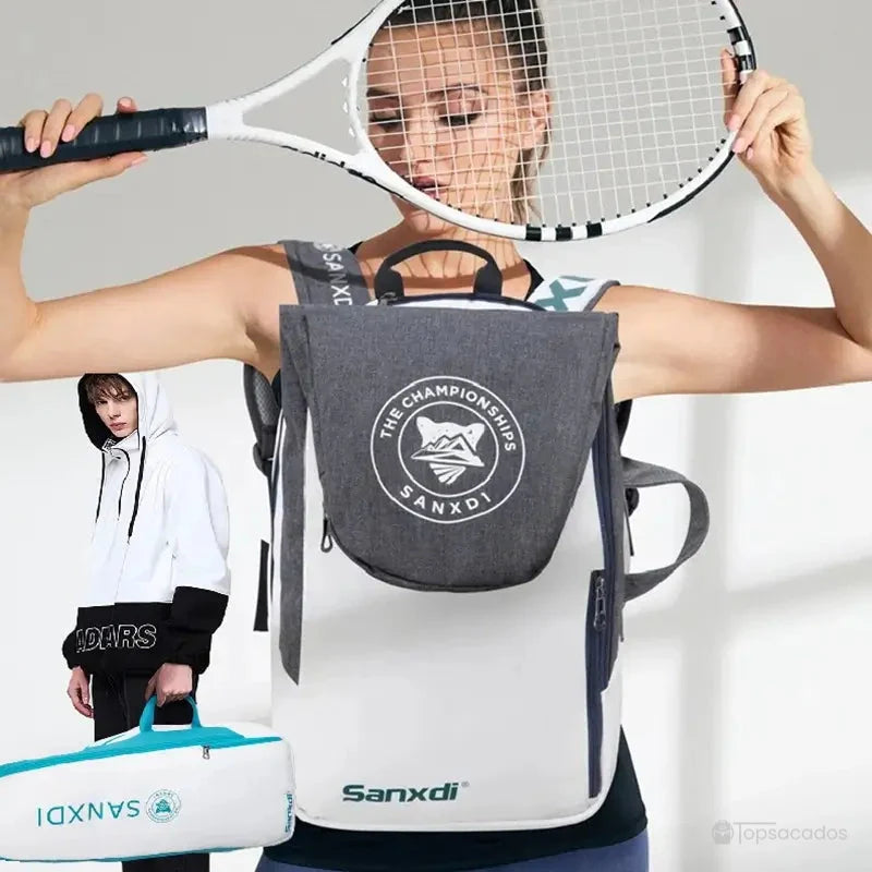 Sac à dos tennis porté par une femme en tenue de sport, raquette à la main, illustrant l’usage en situation réelle sur le court.