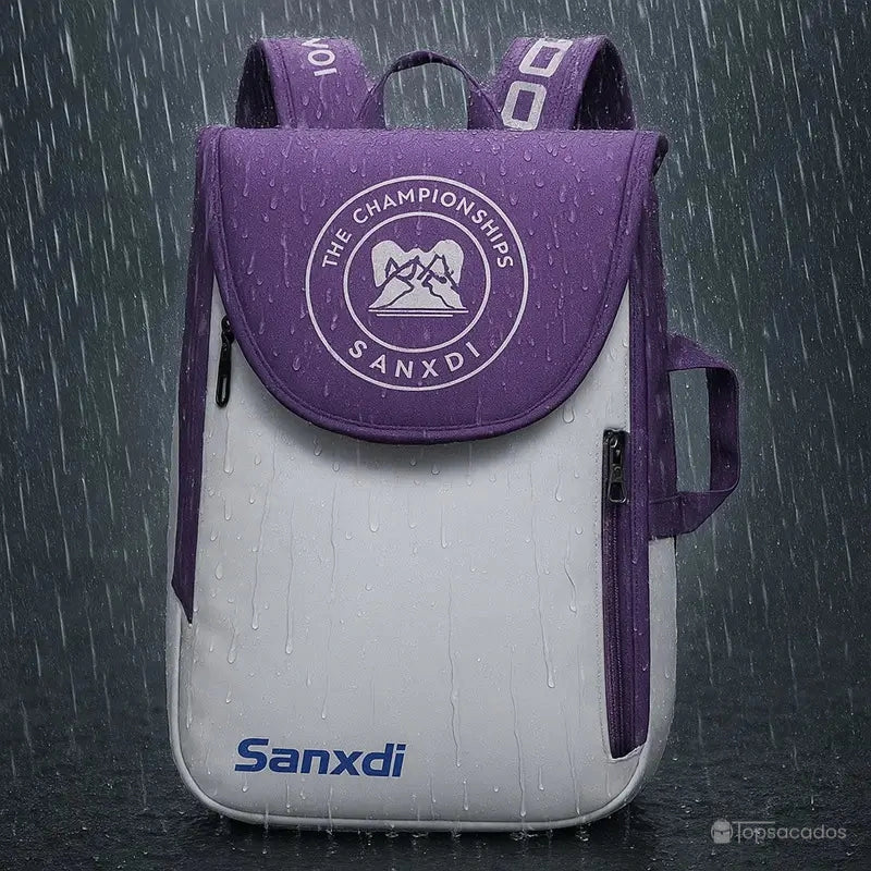 Sac à dos tennis violet sous la pluie, mettant en évidence sa résistance à l’eau et sa conception imperméable.