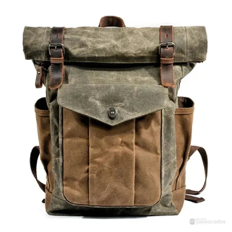 Sac à dos toile homme vintage vert armée vu de face, avec rabat à boucle et grande poche frontale à bouton pression.