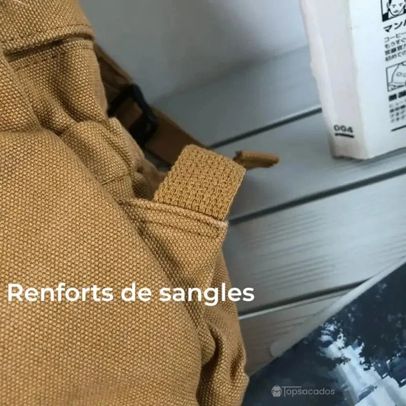 Sac à dos toile marron avec renforts de sangles visibles en gros plan sur fond intérieur
