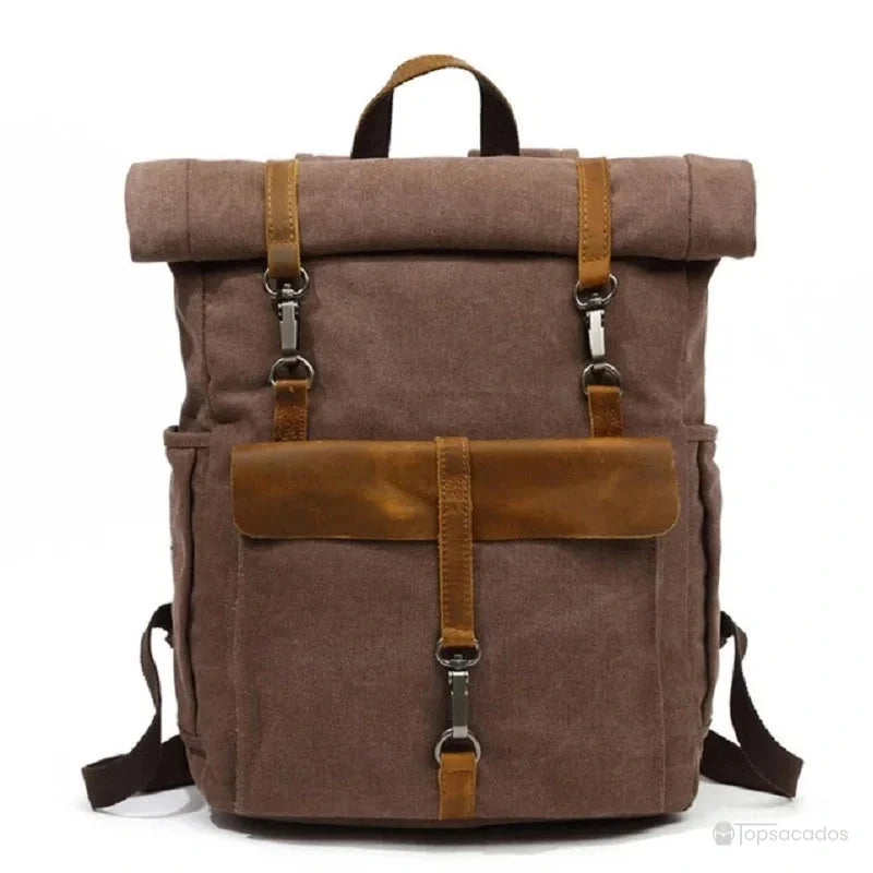 Sac à dos toile Rolltop couleur café vu de face, aux lignes droites et fermetures à mousquetons, adapté au rangement professionnel et personnel.