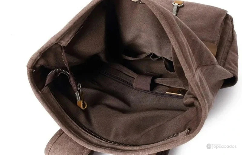 Sac à dos toile Rolltop marron vu de dessus avec compartiments intérieurs spacieux, parfait pour organiser les effets personnels au quotidien.