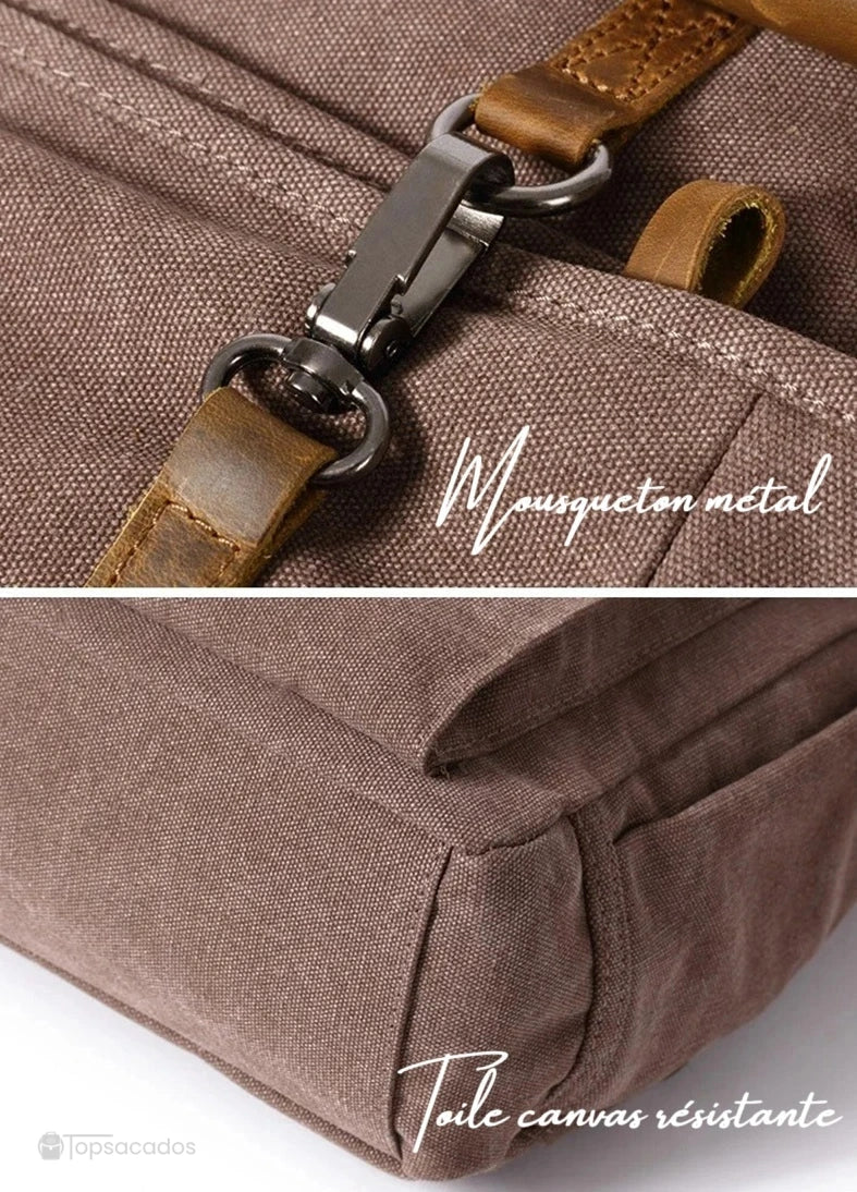 Sac à dos toile Rolltop avec zoom sur le mousqueton en métal et la toile canvas résistante, soulignant la qualité des finitions du produit.