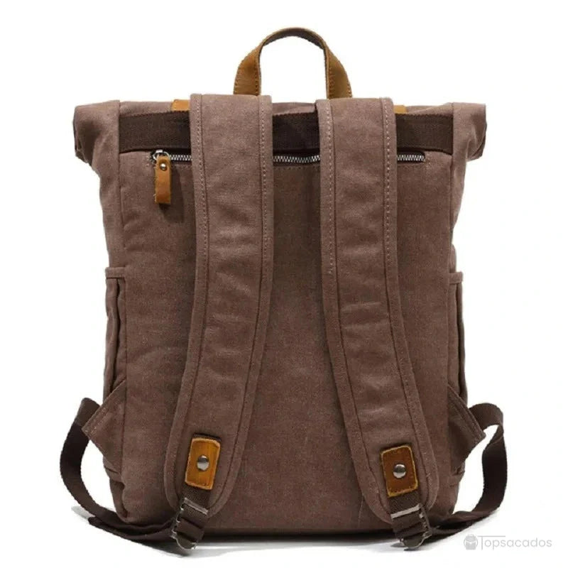 Sac à dos toile Rolltop marron vu de dos avec bretelles larges et poche zippée sécurisée, pensé pour le confort et la sécurité.