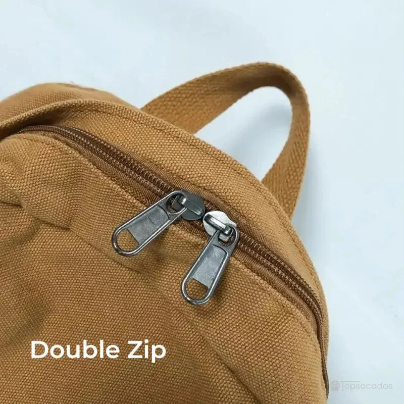 Sac à dos toile marron avec fermeture éclair double curseur en métal vue en gros plan