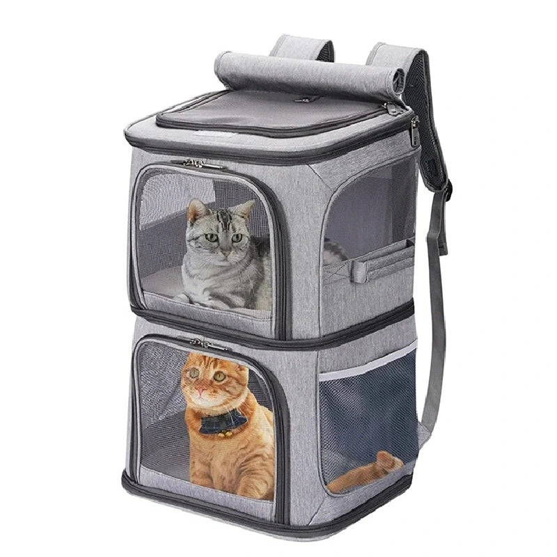 Sac à dos transport chat duo - vue de face avec deux chats installés dans des compartiments superposés du Sac en tissu gris clair, fond blanc.
