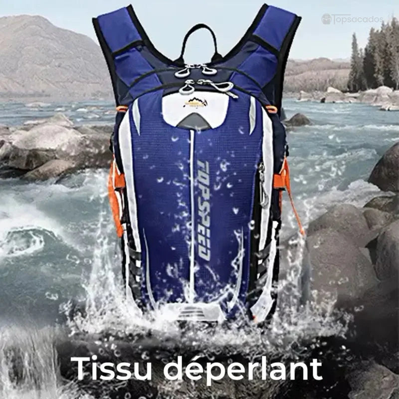 Sac à dos vélo résistant à l’eau en environnement naturel, éclaboussé par une rivière en montagne