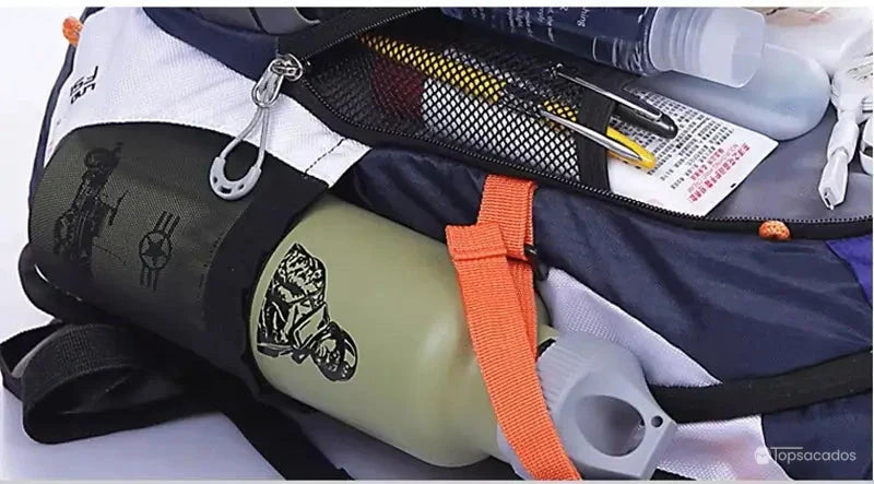 Sac à dos vélo ouvert avec objets visibles : gourde kaki, stylos et accessoires dans les poches