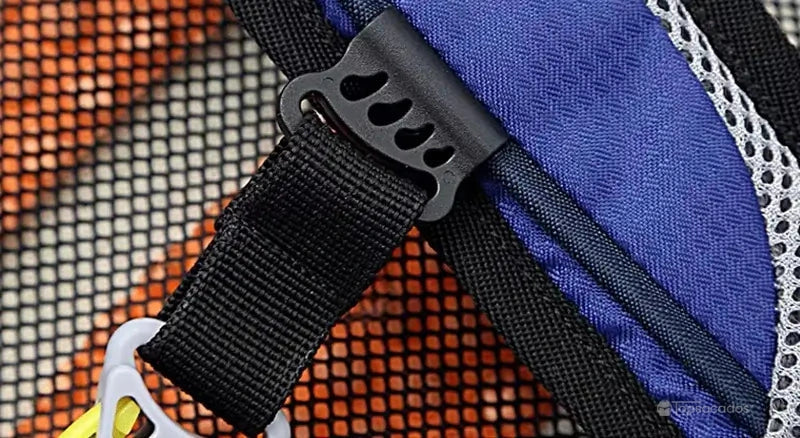 Sac à dos vélo, gros plan sur la sangle ajustable noire et les coutures bleues résistantes