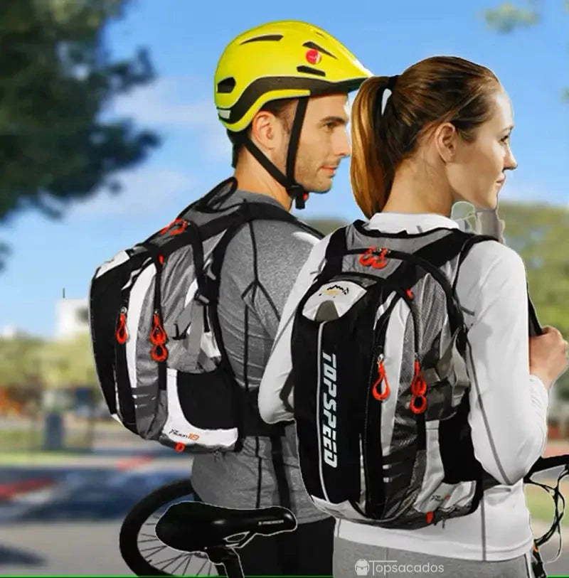 Sac à dos vélo porté par deux cyclistes, en extérieur avec casques et tenues de sport