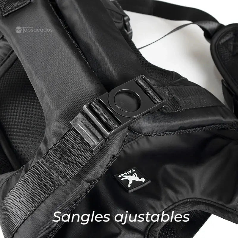 Sac à dos ventral chien noir avec focus sur les sangles ajustables et boucle de serrage