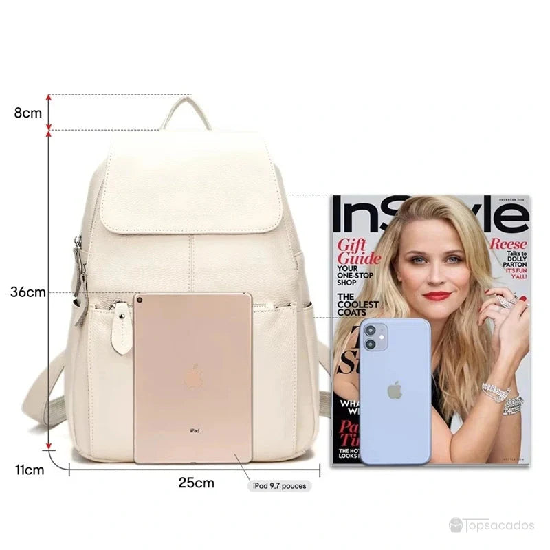 sac à dos ville femme beige avec iPad et magazine à l’échelle, indiquant les dimensions exactes du sac pour une meilleure visualisation de sa capacité