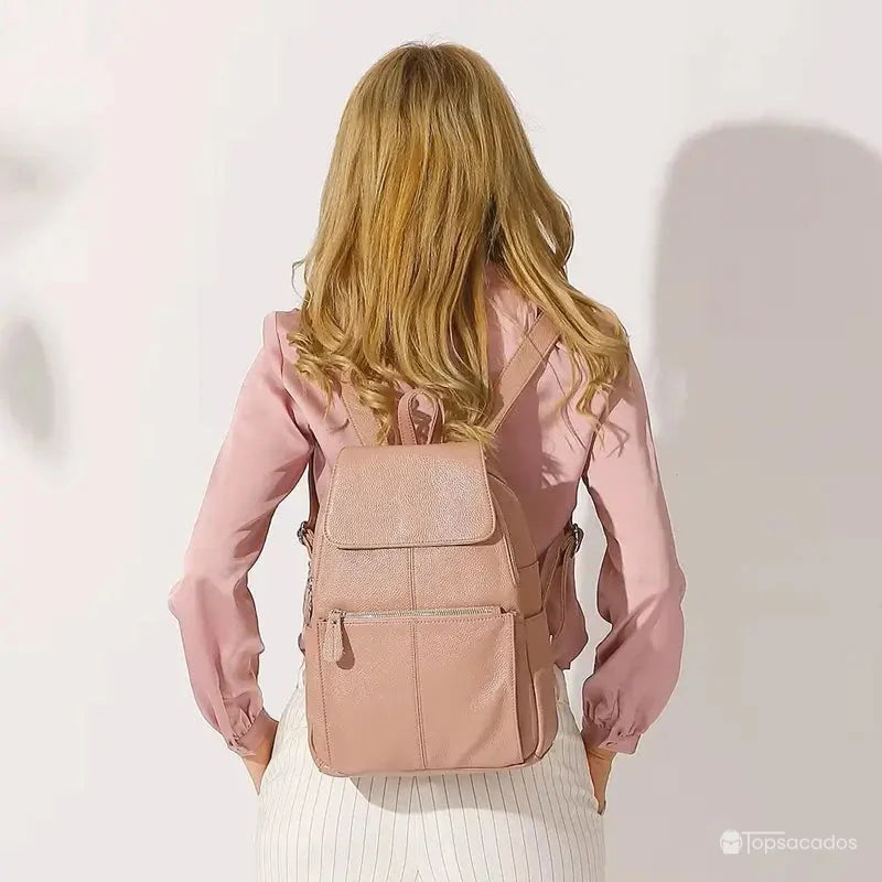 sac à dos ville femme rose vu de dos sur une femme blonde habillée élégamment, en intérieur sur fond clair