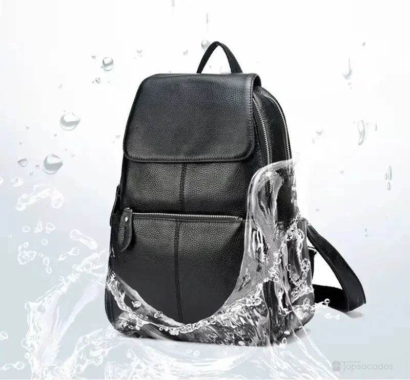 sac à dos ville femme noir en cuir avec effet déperlant, illustré avec des éclaboussures d’eau pour montrer sa résistance à l’humidité