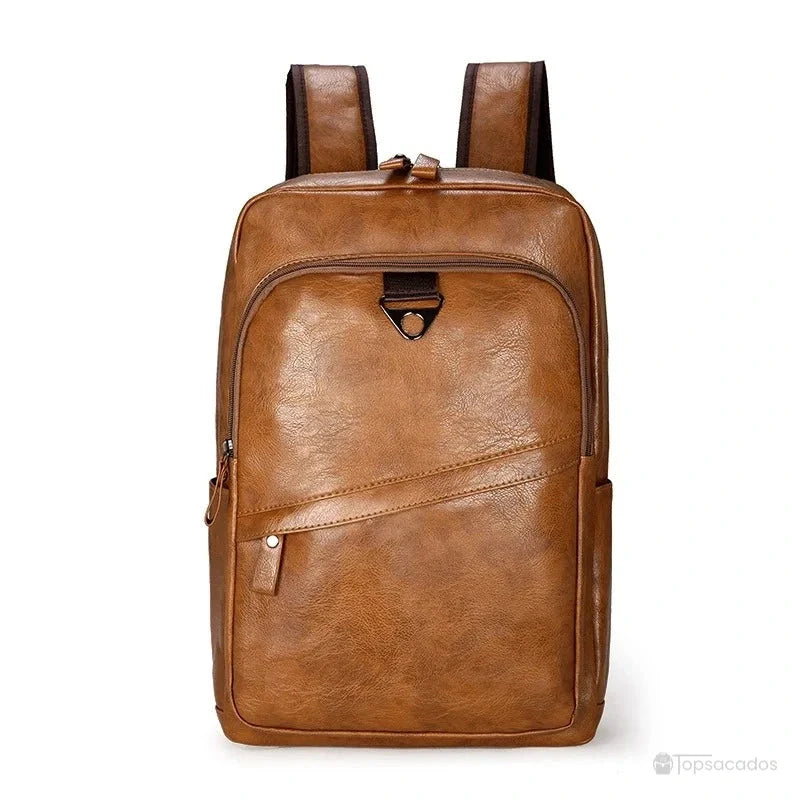 Sac à dos ville homme en simili cuir marron avec poche frontale inclinée et anneau métallique décoratif.