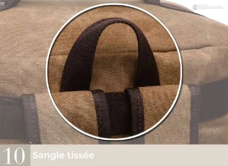 Sac à dos vintage homme doté d’une sangle tissée marron foncé, positionnée sur le dessus du sac.