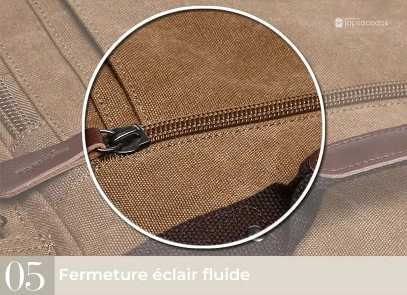 Sac à dos vintage homme avec fermeture éclair fluide et couture renforcée en cuir, détail visible sur toile beige.