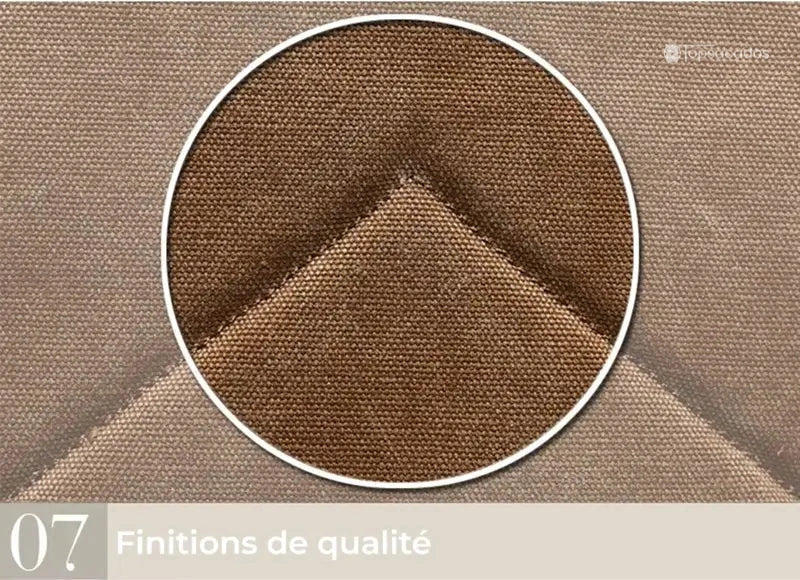 Sac à dos vintage homme avec finitions de couture renforcées en forme de triangle, gros plan sur la toile marron.