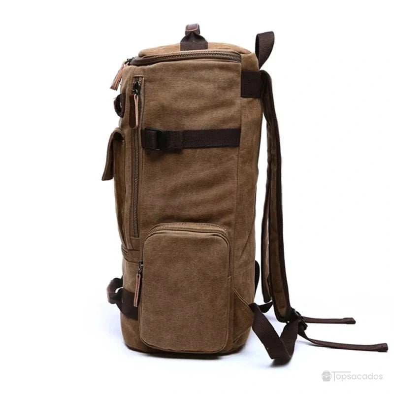 Sac à dos vintage homme vu de profil, présentant une large poche latérale zippée et une silhouette élancée.