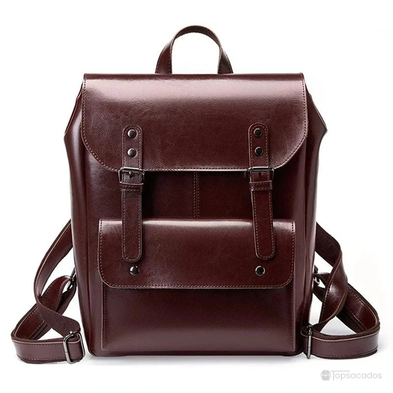 Sac à dos vintage pour femme en cuir marron foncé, présenté debout sur fond blanc avec ses bretelles ajustables visibles et sa finition lisse brillante.