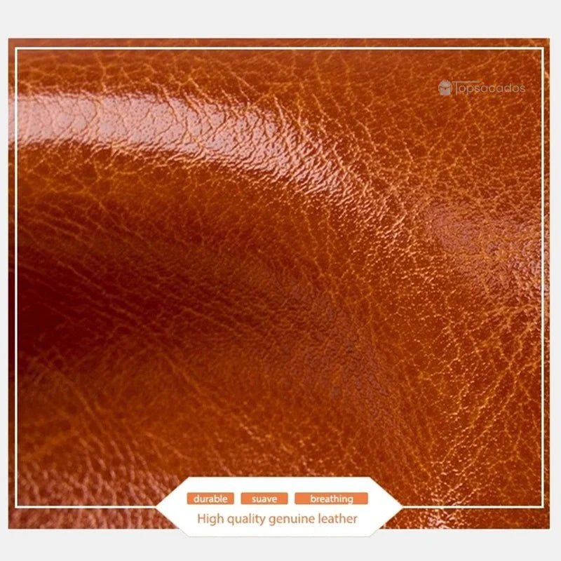 Sac à dos vintage pour femme avec zoom sur la texture du cuir marron, montrant une finition brillante et une matière résistante et souple.