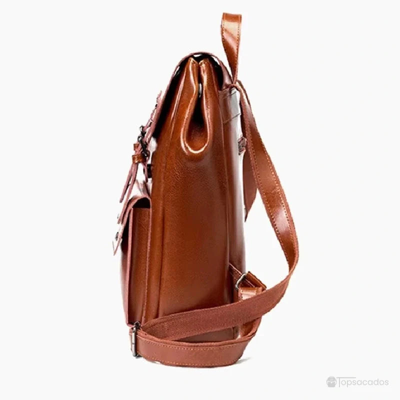 Sac à dos vintage pour femme vu de profil sur fond blanc, mettant en évidence l’épaisseur du cuir et la forme compacte et structurée du sac.
