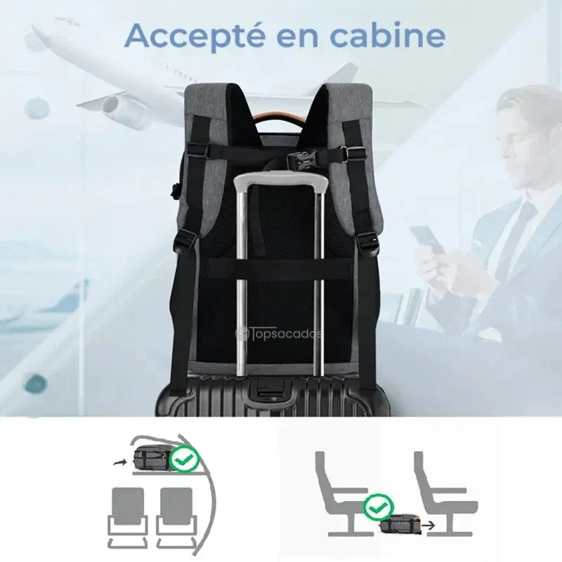 Sac à dos voyage extensible gris accroché à une valise à roulettes dans un aéroport, accepté en cabine, illustrant sa compatibilité bagage cabine.