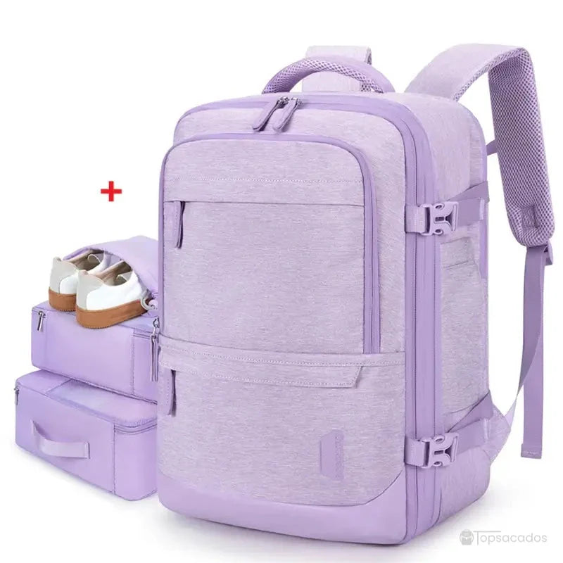 Sac à dos voyage extensible violet clair accompagné de deux pochettes assorties, posé sur fond blanc, adapté aux escapades urbaines ou en avion.