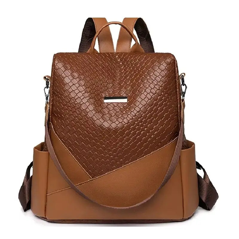Sac à dos marron Femme vu de face, avec finition tressée élégante et anses en simili cuir, posé sur fond blanc neutre.