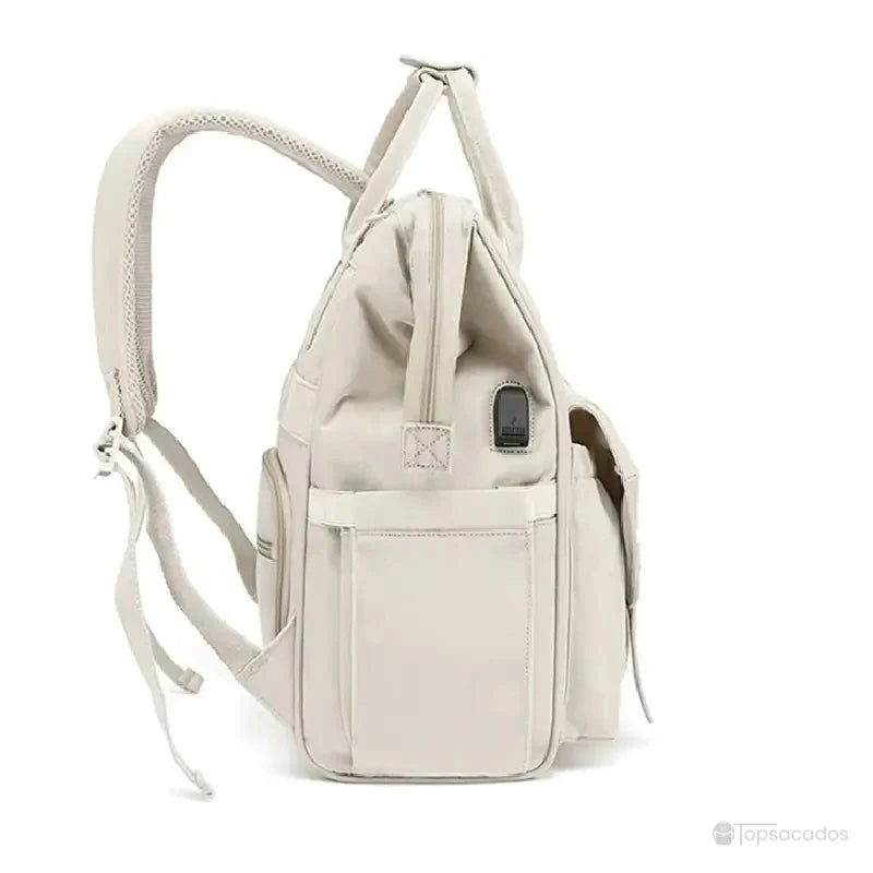 Sac à langer à dos vu de profil avec port USB intégré et bretelles matelassées.