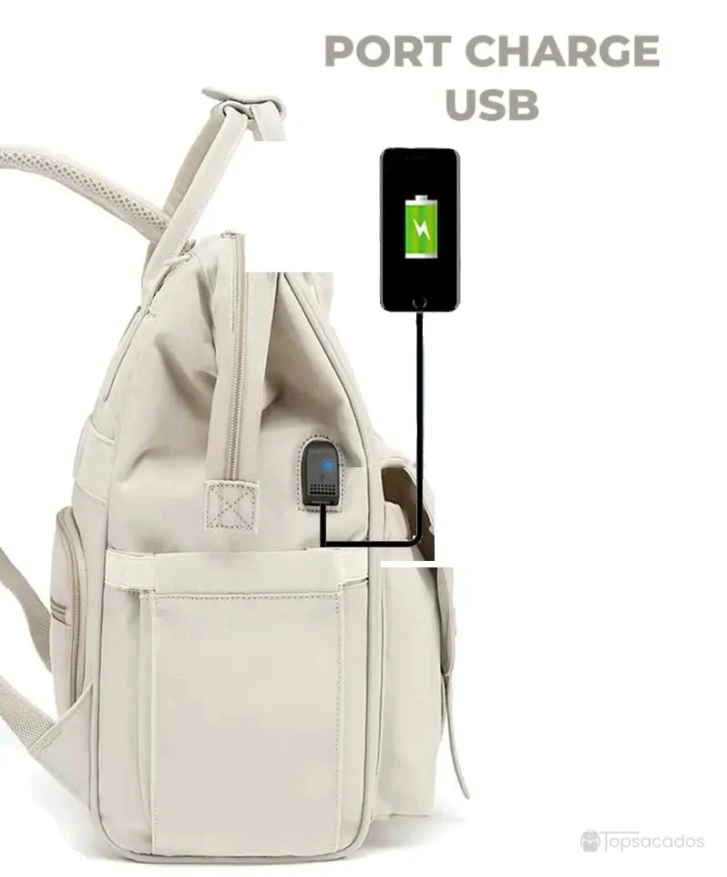 Sac à langer à dos avec port de charge USB connecté à un smartphone pour recharger facilement.
