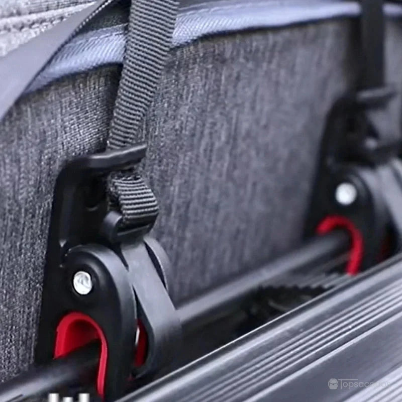 Sacoche vélo Sac à dos gros plan sur système d'accroche sécurisé à double crochet rouge et sangle ajustable