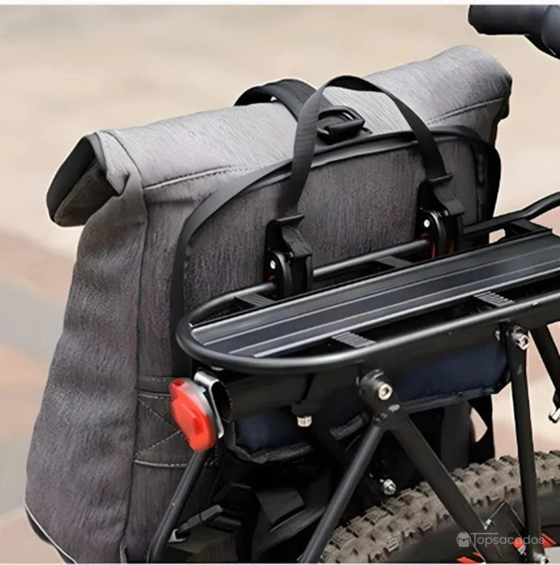 Sacoche vélo Sac à dos fixée sur porte-bagages de vélo, crochets visibles et sangle de maintien sur environnement urbain