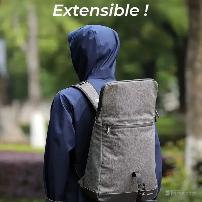 Sacoche vélo Sac à dos portée en extérieur, version allongée extensible sur le dos d’un cycliste en tenue de pluie
