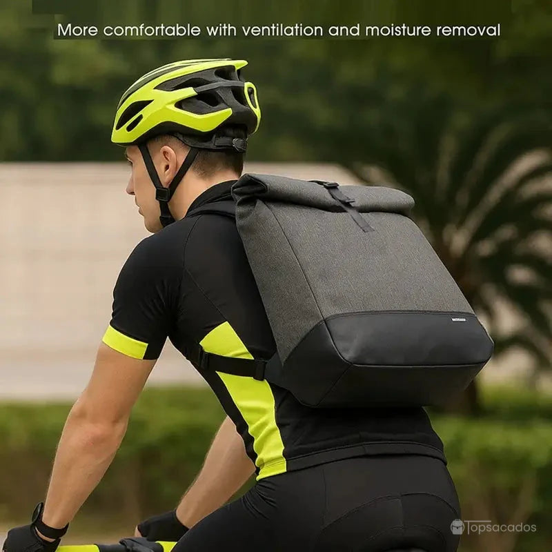 Sacoche vélo Sac à dos portée par un cycliste en tenue fluo sur route urbaine, montrant un design compact et confortable