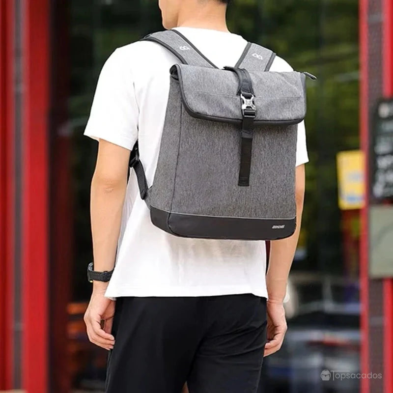 Sacoche vélo Sac à dos portée sur le dos d’un homme en t-shirt blanc en environnement urbain, vue arrière en extérieur