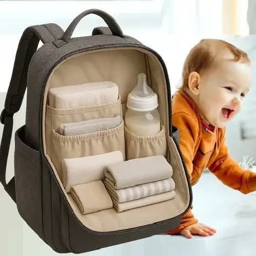 sac à dos à langer ouvert posé dans une pièce lumineuse, avec un bébé souriant en train de ramper à côté. Le sac bien organisé contient un biberon, des couches, une serviette et des lingettes, illustrant un équipement indispensable pour les jeunes parents actifs.